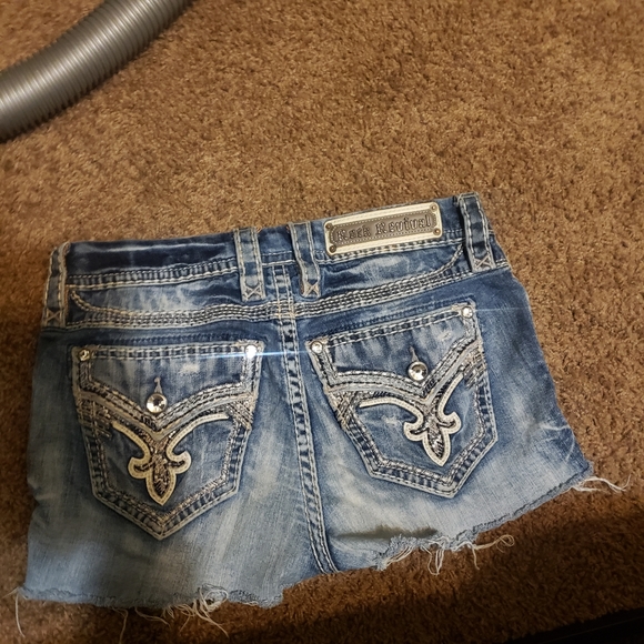 Shorts - Picture 2 of 3